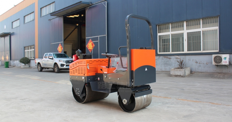 小型壓路機(jī)在施工作業(yè)前應(yīng)做好哪些準(zhǔn)備工作？