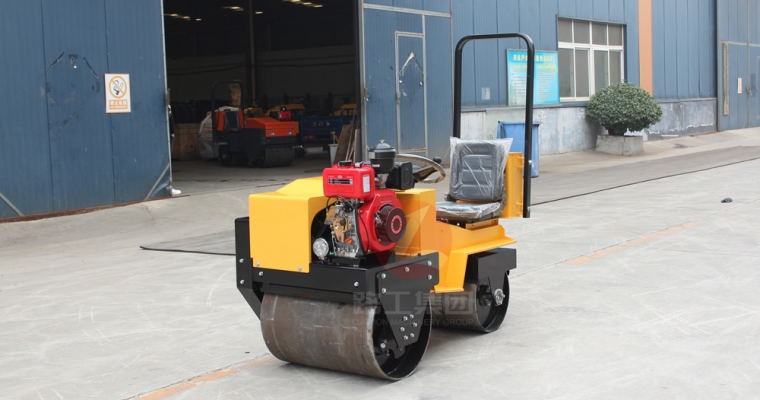 如何有效保養(yǎng)小型壓路機(jī)的機(jī)械傳動系統(tǒng)呢？